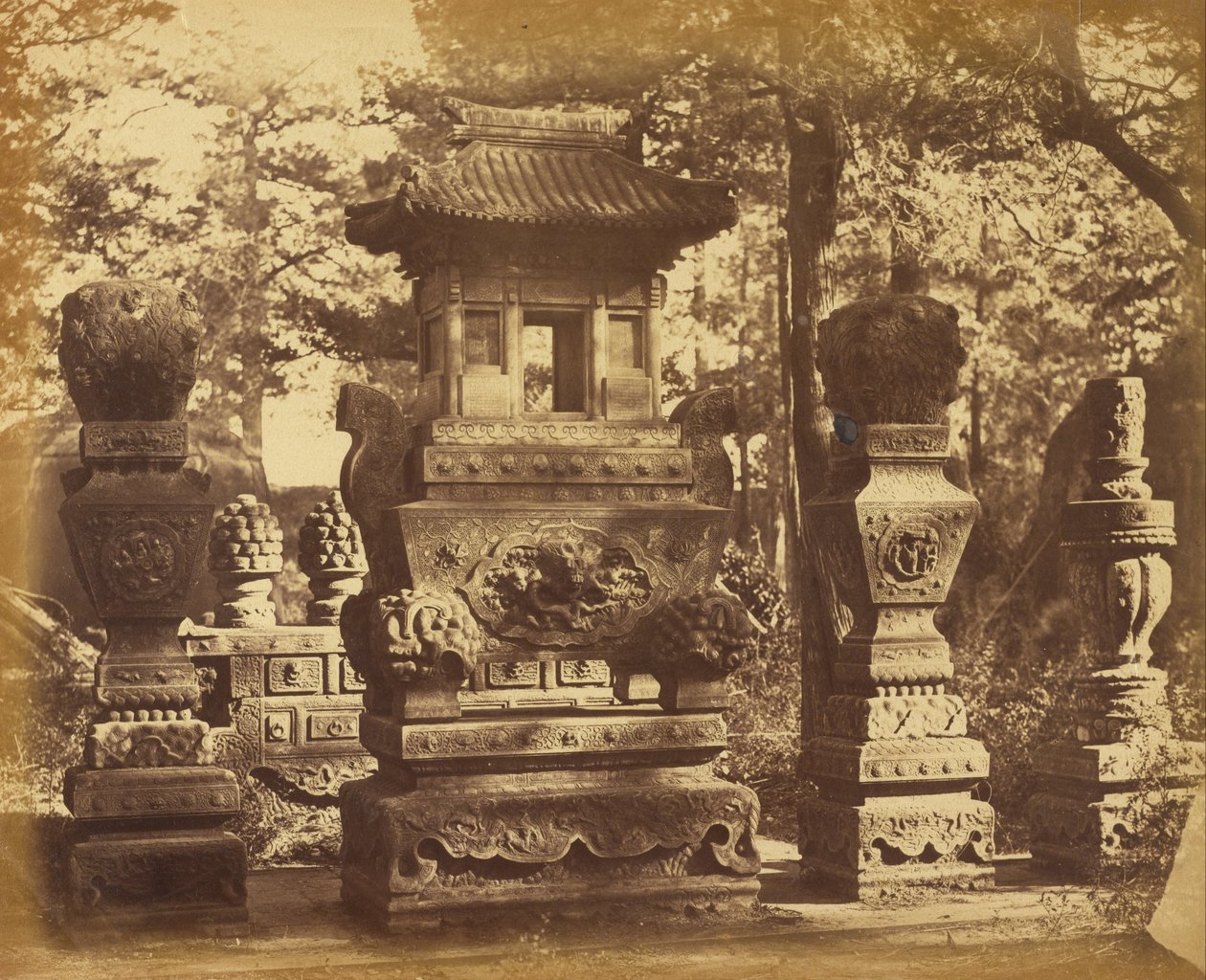 Interior de la Tumba en el Depósito cerca de Pekín, Octubre 1860 de Felice Beato