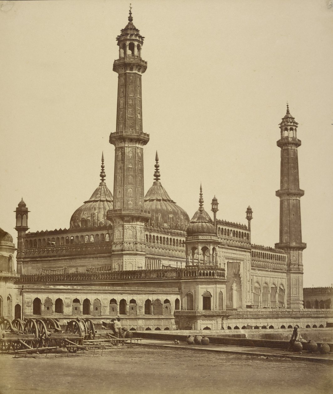 [Mezquita dentro de la emambara o tumba de Asaf-ud Dawlah, ahora utilizada como hospital, Lucknow]. de Felice Beato