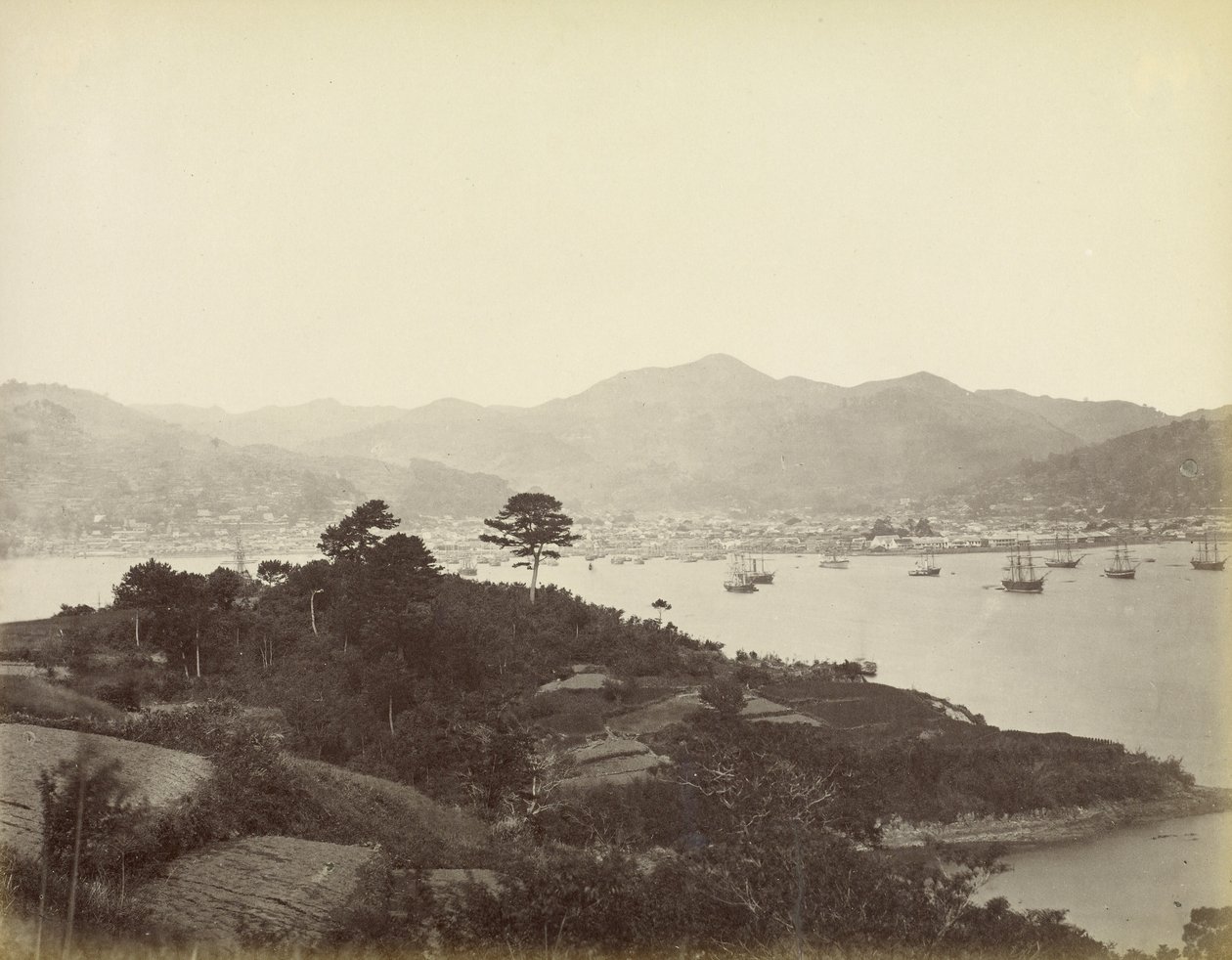 Nagasaki, una vista desde las colinas de enfrente de Felice Beato