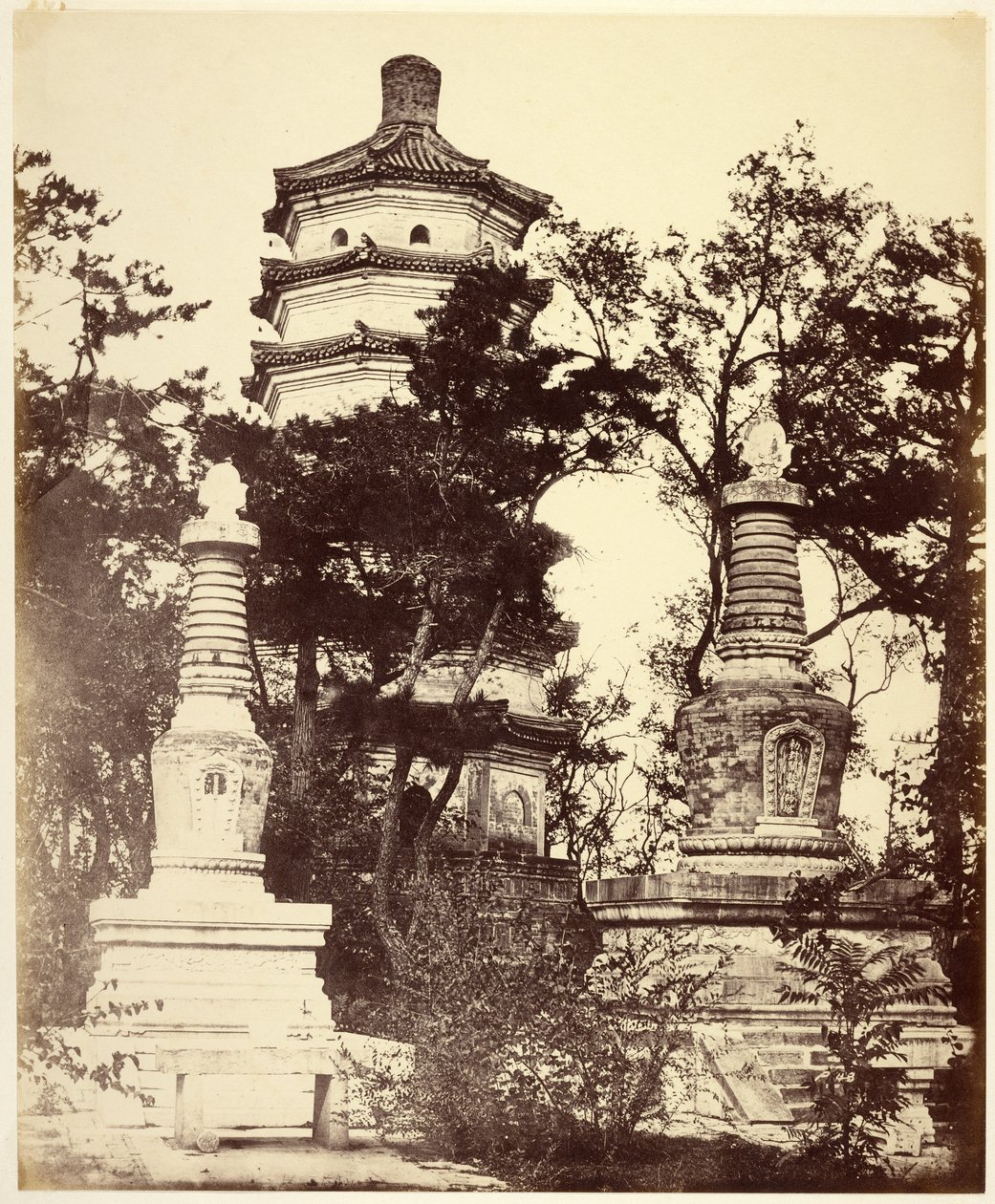 [Pagoda en la colina, - Palacio de Verano, Yuen-Ming-Yuen, Pekín] de Felice Beato