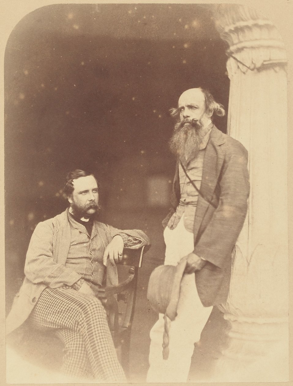 [Retrato de dos hombres europeos, uno sentado y otro de pie] de Felice Beato