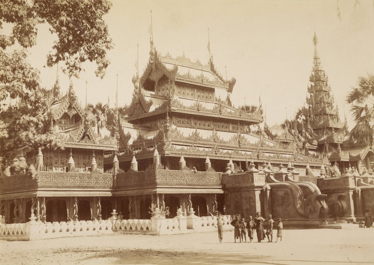 Escuela dorada de la reina Soopyalat en A. Road, Mandalay de Felice Beato