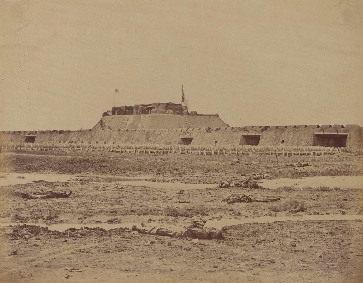 Parte trasera del fuerte norte después de su captura, mostrando la retirada del ejército chino, 21 de agosto de 1860 de Felice Beato