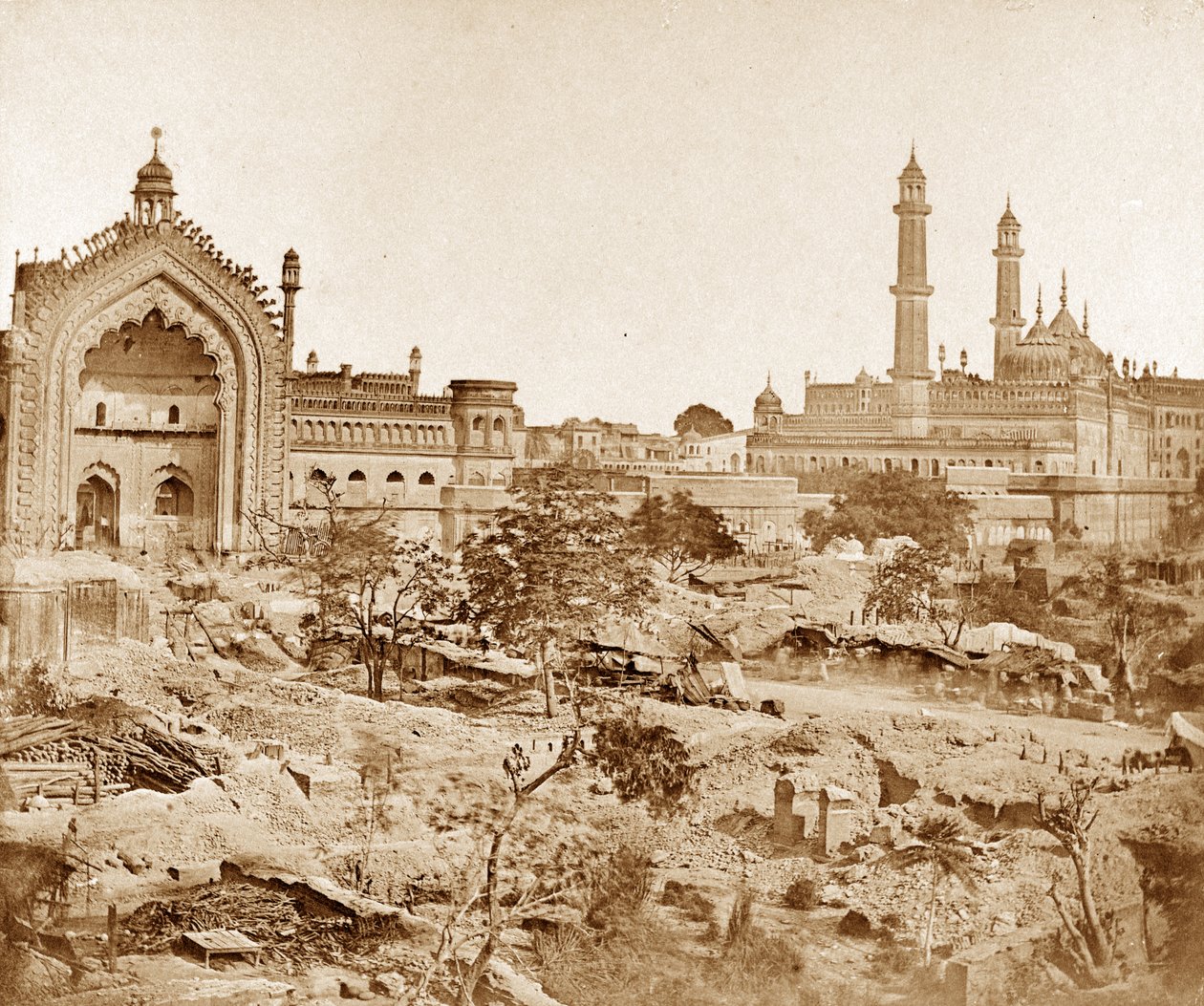 Room-i-darwazar o la Puerta de Constantinopla, Lucknow de Felice Beato