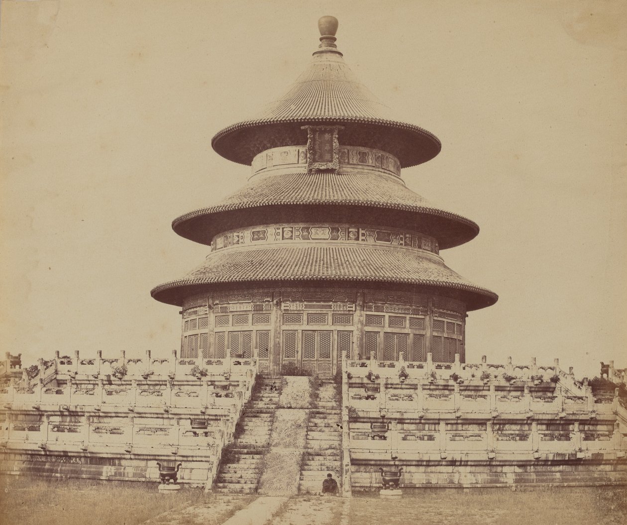 Templo Sagrado del Cielo donde el Emperador sacrifica una vez al año, en la ciudad china de Pekín, octubre de 1860 de Felice Beato