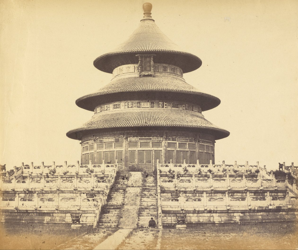 Templo Sagrado del Cielo donde el Emperador sacrifica una vez al año en la ciudad china de Pekín, octubre de Felice Beato