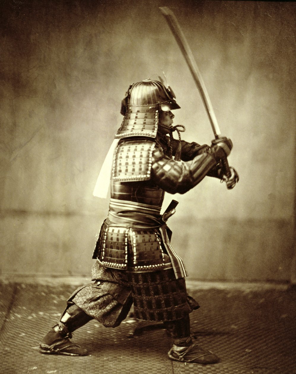 Samurái con espada levantada de Felice Beato