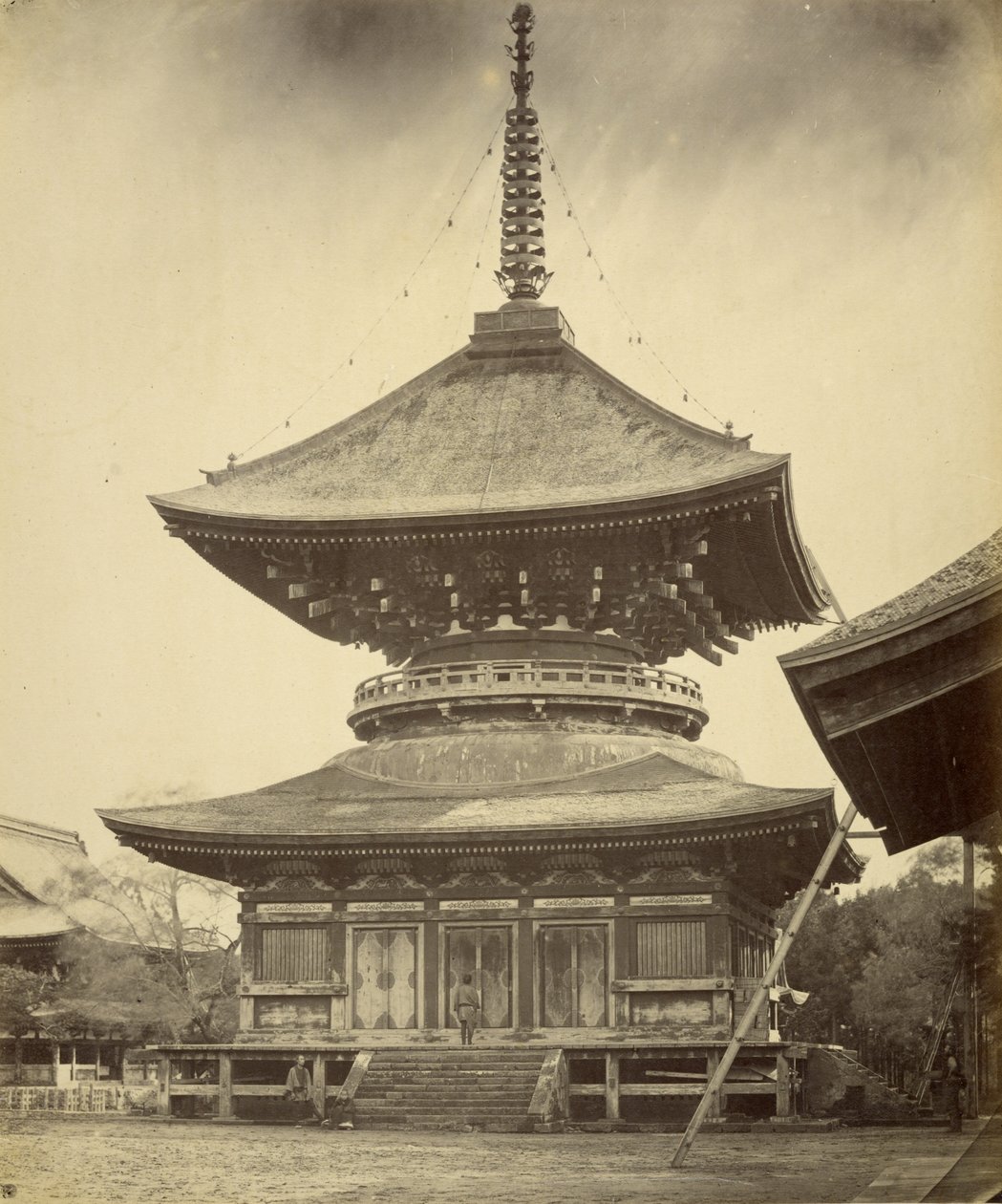 [Pagoda de una sola planta, Santuario de Hachiman, Kamakura] de Felice Beato
