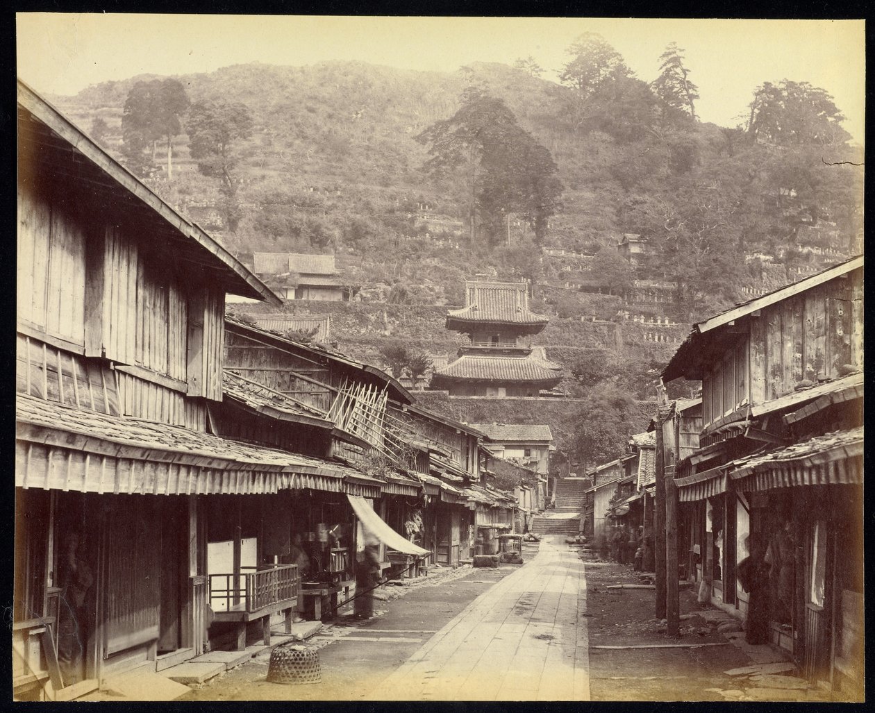Calle Temple, Native Town, Nagasaki de Felice Beato