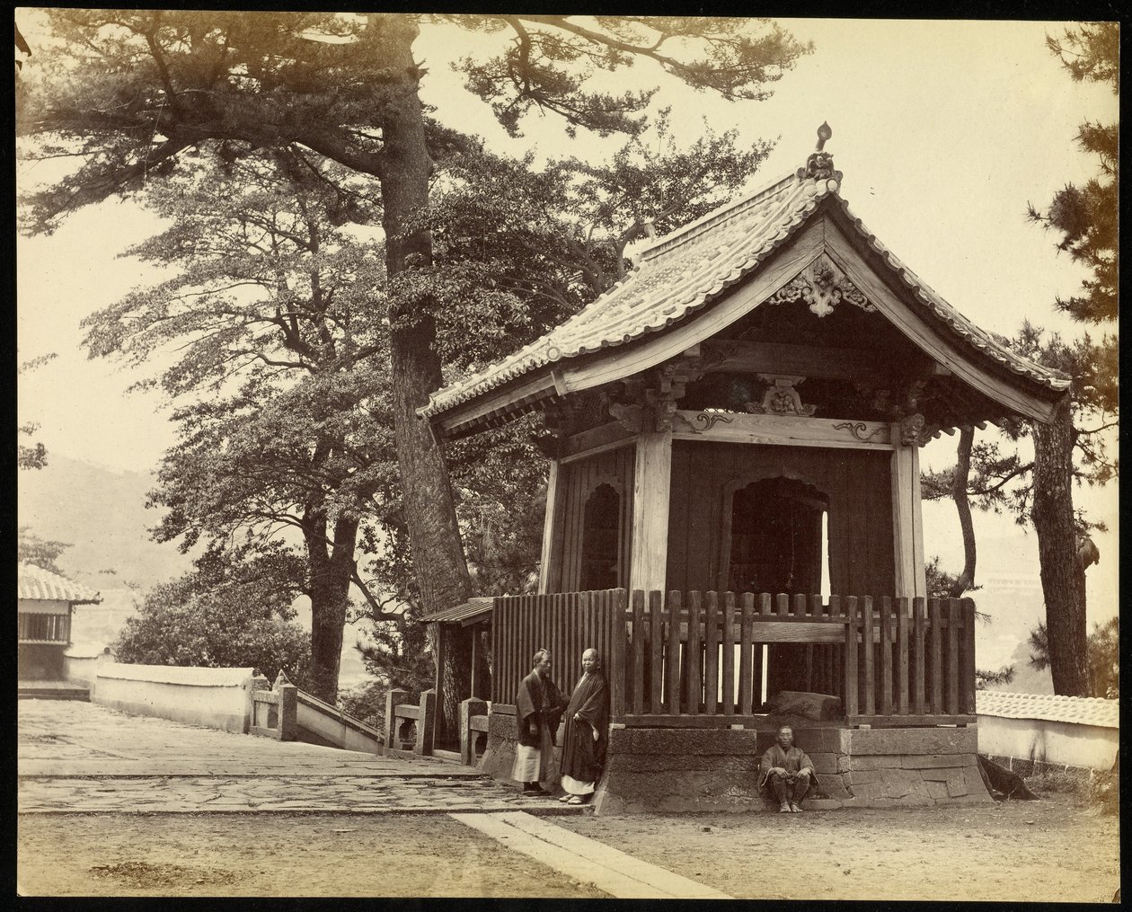 Templo en la ciudad de Nagasaki de Felice Beato