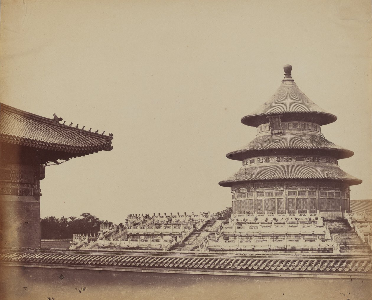 Templo del Cielo desde el lugar donde se queman los sacerdotes, en la ciudad china de Pekín, octubre de 1860 de Felice Beato