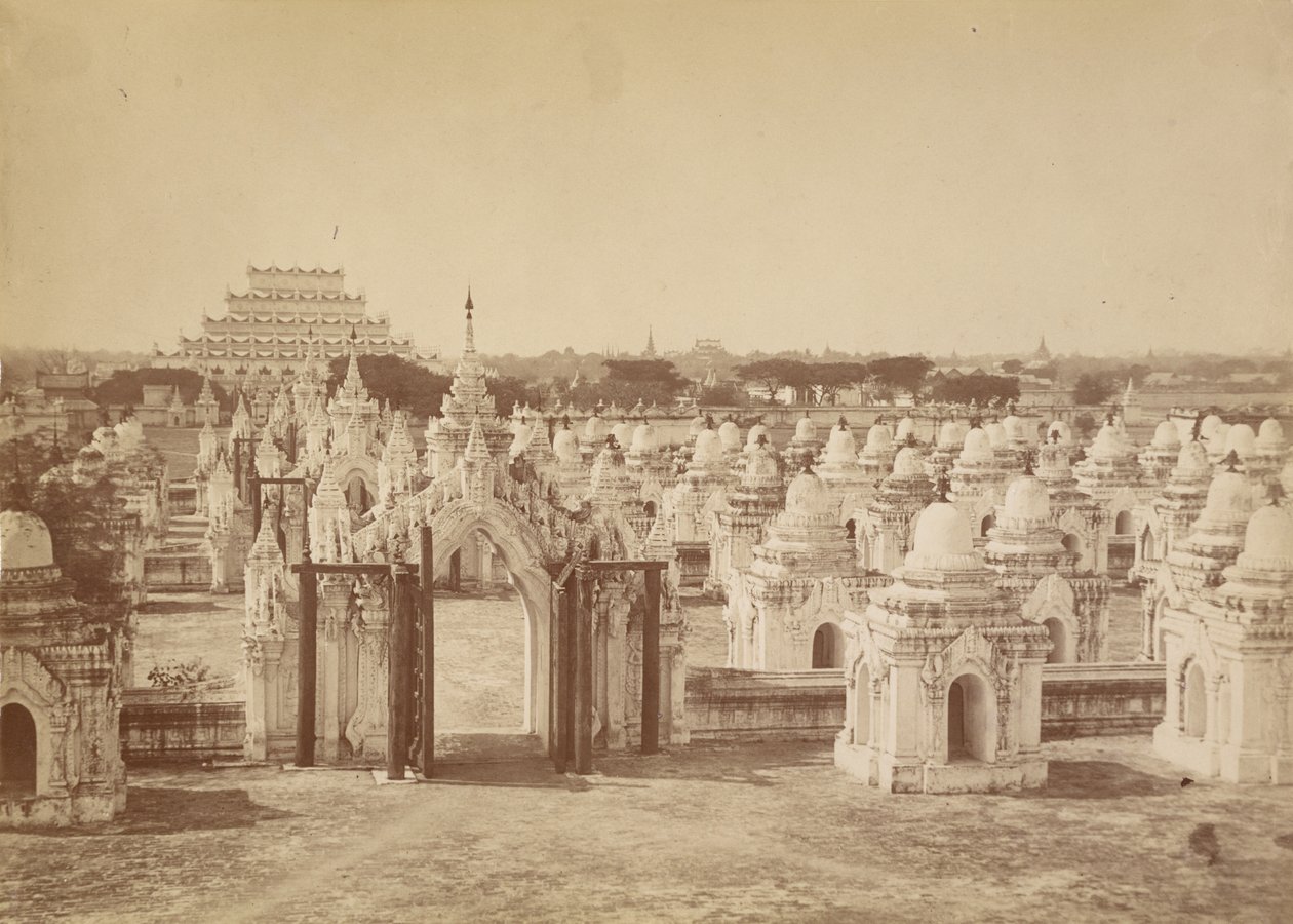 La Pagoda 450 desde la Pagoda Central - Mandalay de Felice Beato