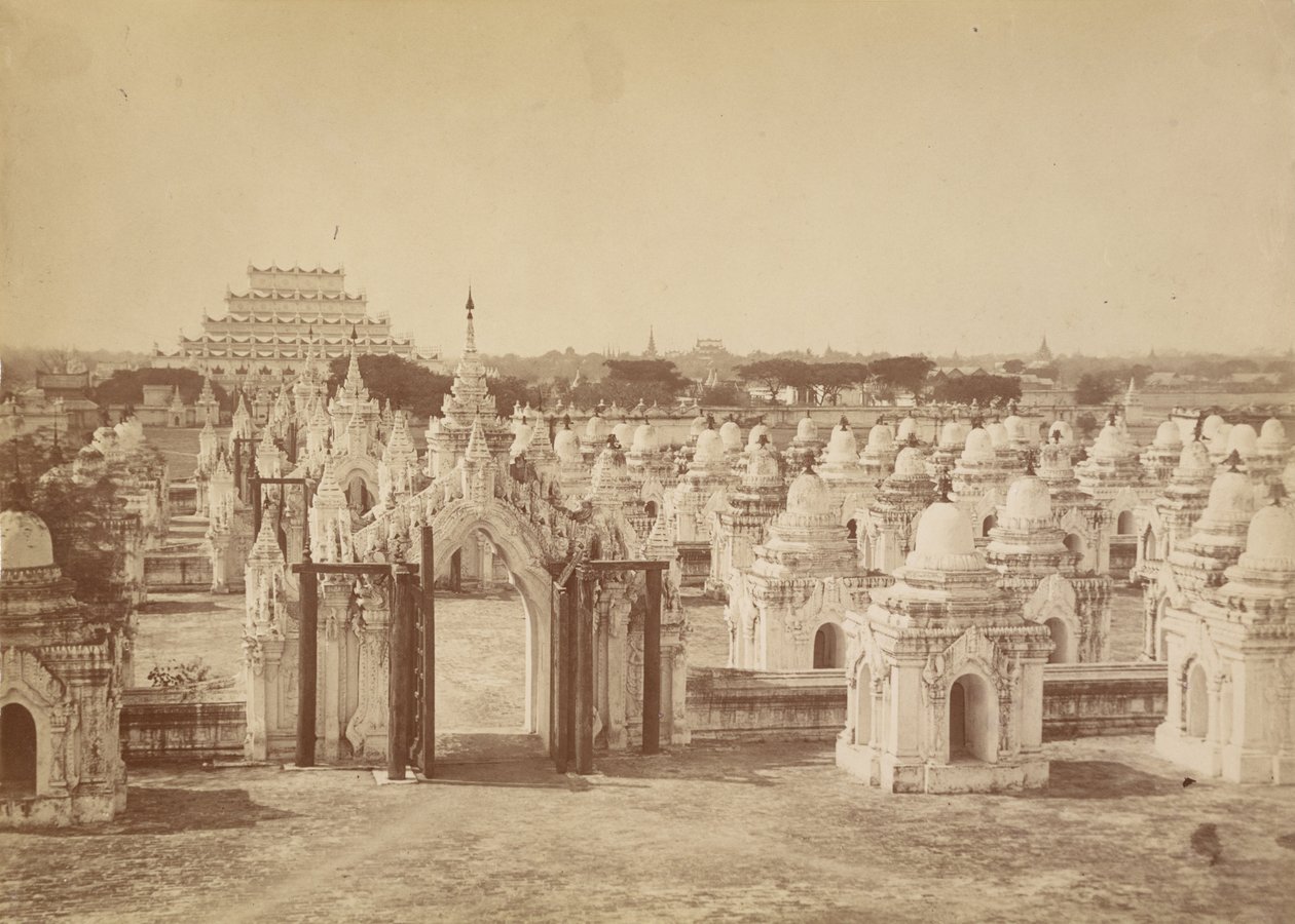 La Pagoda 450 desde la Pagoda Central - Mandalay de Felice Beato