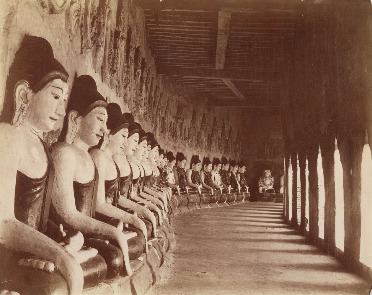 Los cuarenta y nueve Gautamas en el templo de Sagaing de Felice Beato