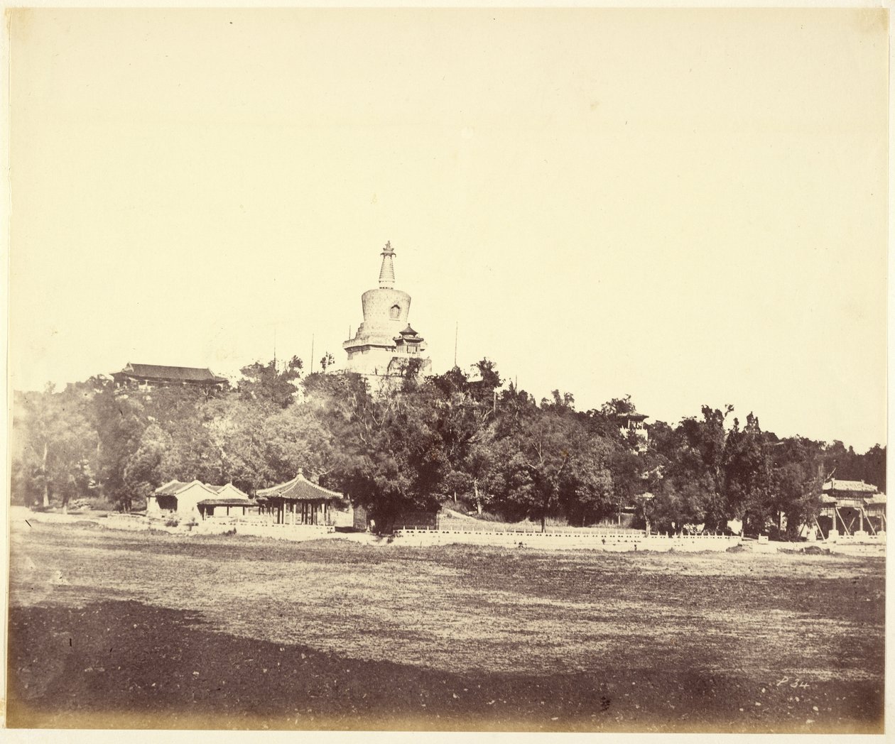 [La Gran Pagoda del Palacio Imperial de Invierno, Pekín] de Felice Beato