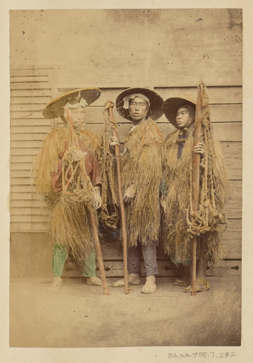 [Tres hombres japoneses con túnicas de hierba y sombreros de ala ancha] de Felice Beato