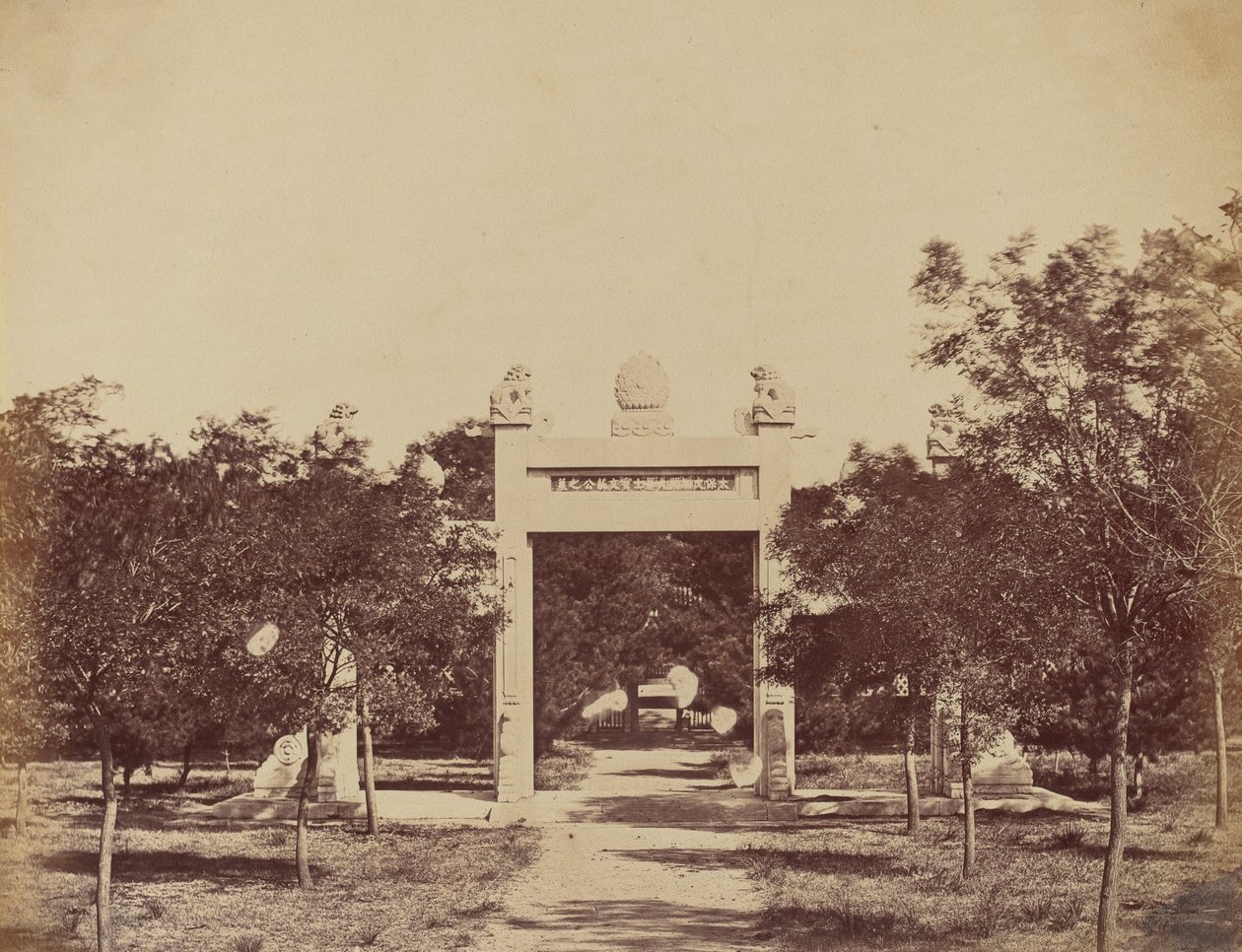 Tumba cerca de Palichian, la escena del comienzo del ataque el 21 de septiembre de 1860 de Felice Beato