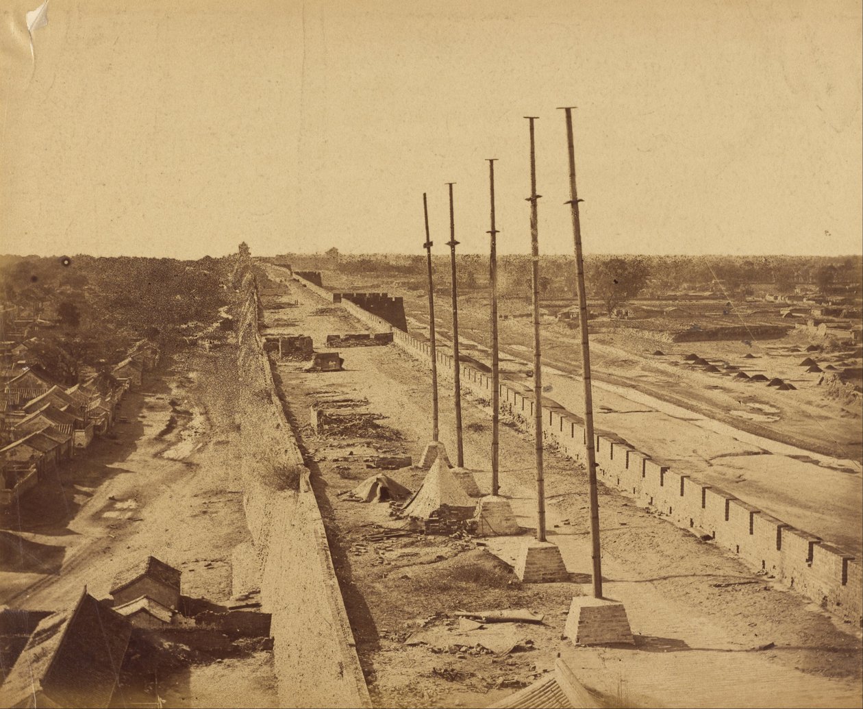 Parte Superior del Muro desde la Puerta Antin tomada por las Tropas Británicas y Francesas, 21 de Octubre de 1860 de Felice Beato