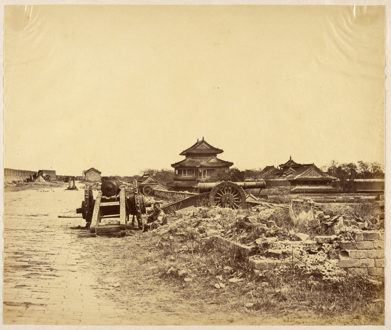 [Cima de la Muralla de Pekín tomada en posesión el 14 de octubre de 1860 mostrando los cañones chinos dirigidos contra nuestras baterías] de Felice Beato