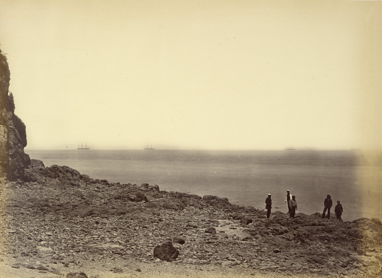 [Vista de la costa con barcos en el horizonte y cinco figuras de pie en la playa] de Felice Beato