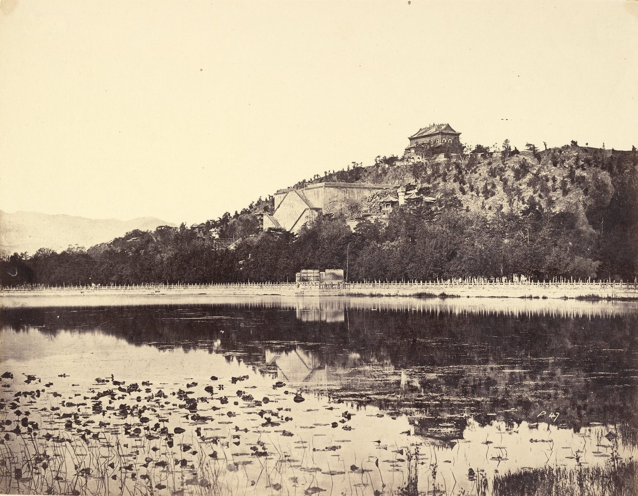 Vista del Palacio de Verano Imperial, Yuen-Ming-Yuen, después del incendio, tomada desde el lago, Pekín, 18 de octubre de 1860 de Felice Beato