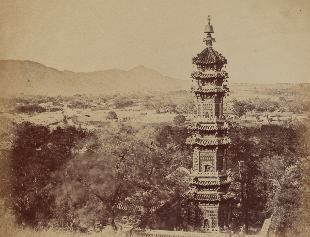 Vista del Palacio de Verano Yuen Min Yuen, Pekín, mostrando la pagoda antes del incendio, octubre de 1860 de Felice Beato