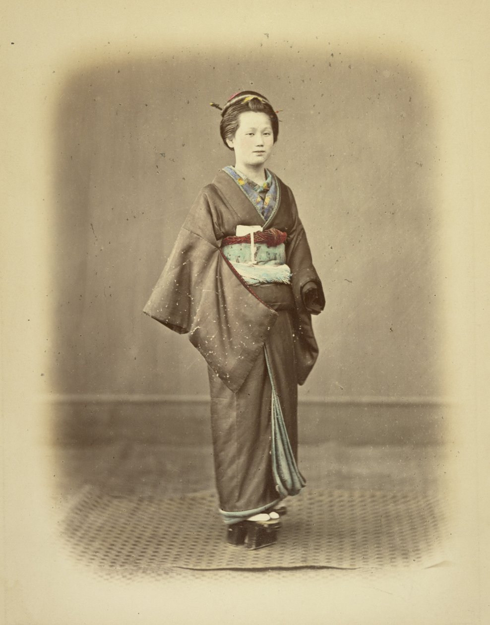 Mujer con traje tradicional de Felice Beato