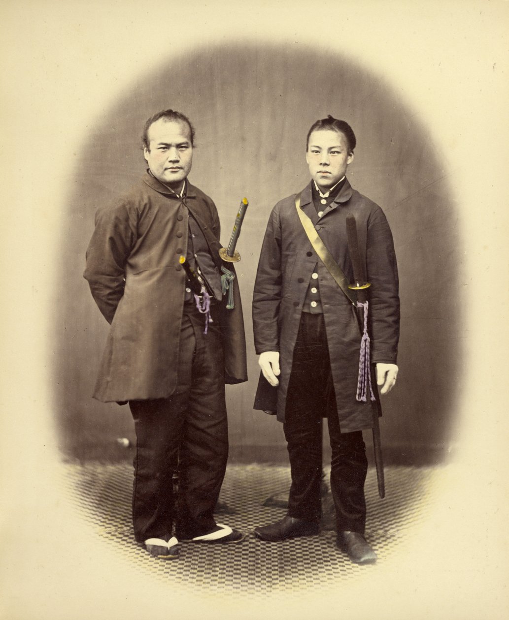 Los Yakunins con trajes semitradicionales de Felice Beato