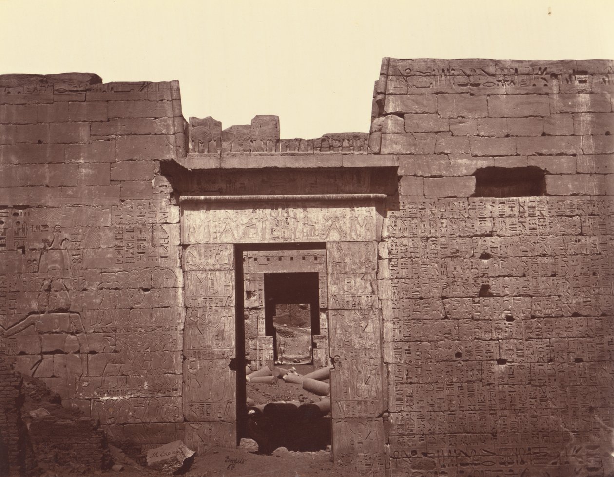 Segunda puerta del Gran Templo de Medinet Habu, Tebas de Félix Bonfils