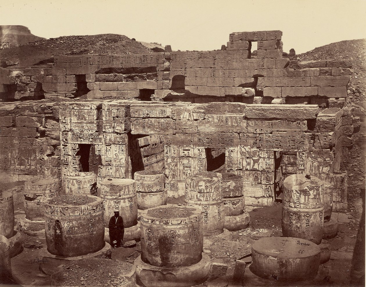 Tercer patio del Gran Templo de Medinet-Abú, o de las columnas. Tebas de Félix Bonfils