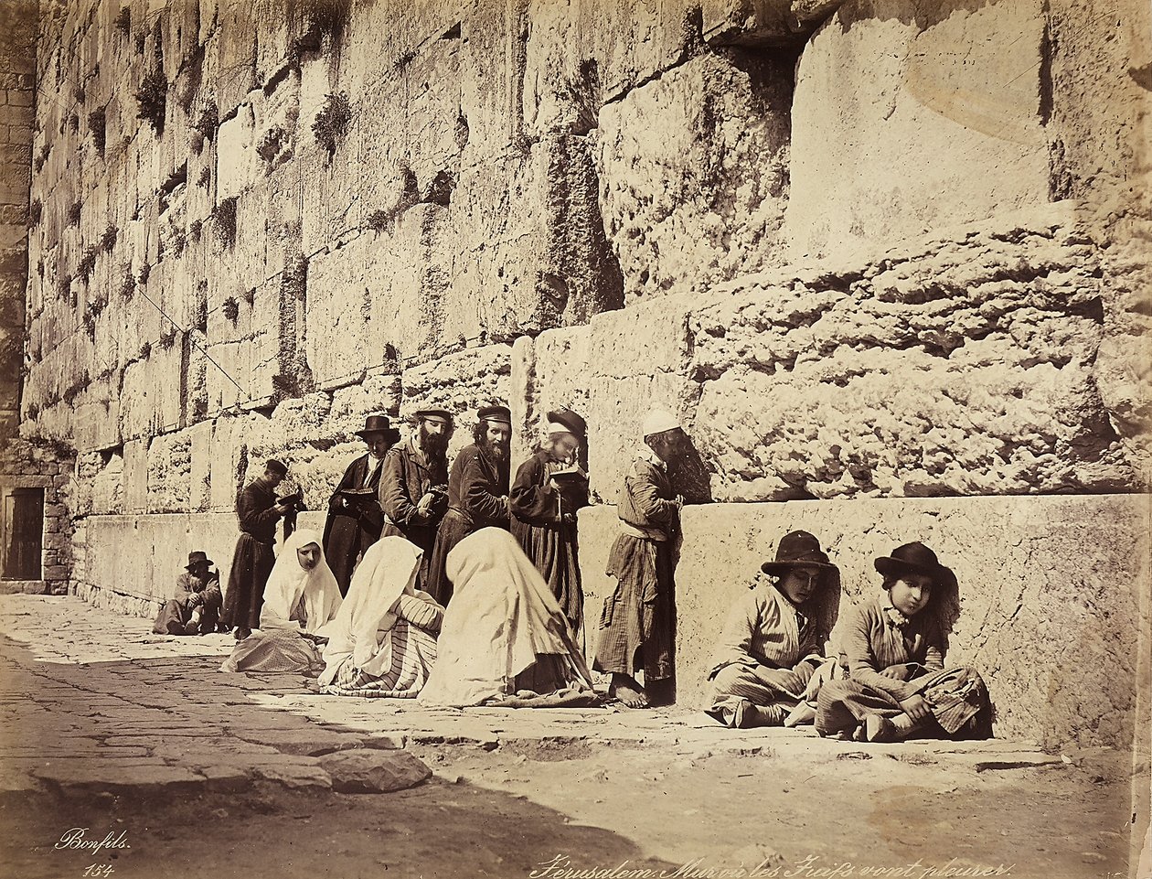 Un grupo de israelitas rezando en el Muro de los Lamentos, Jerusalén de Félix Bonfils