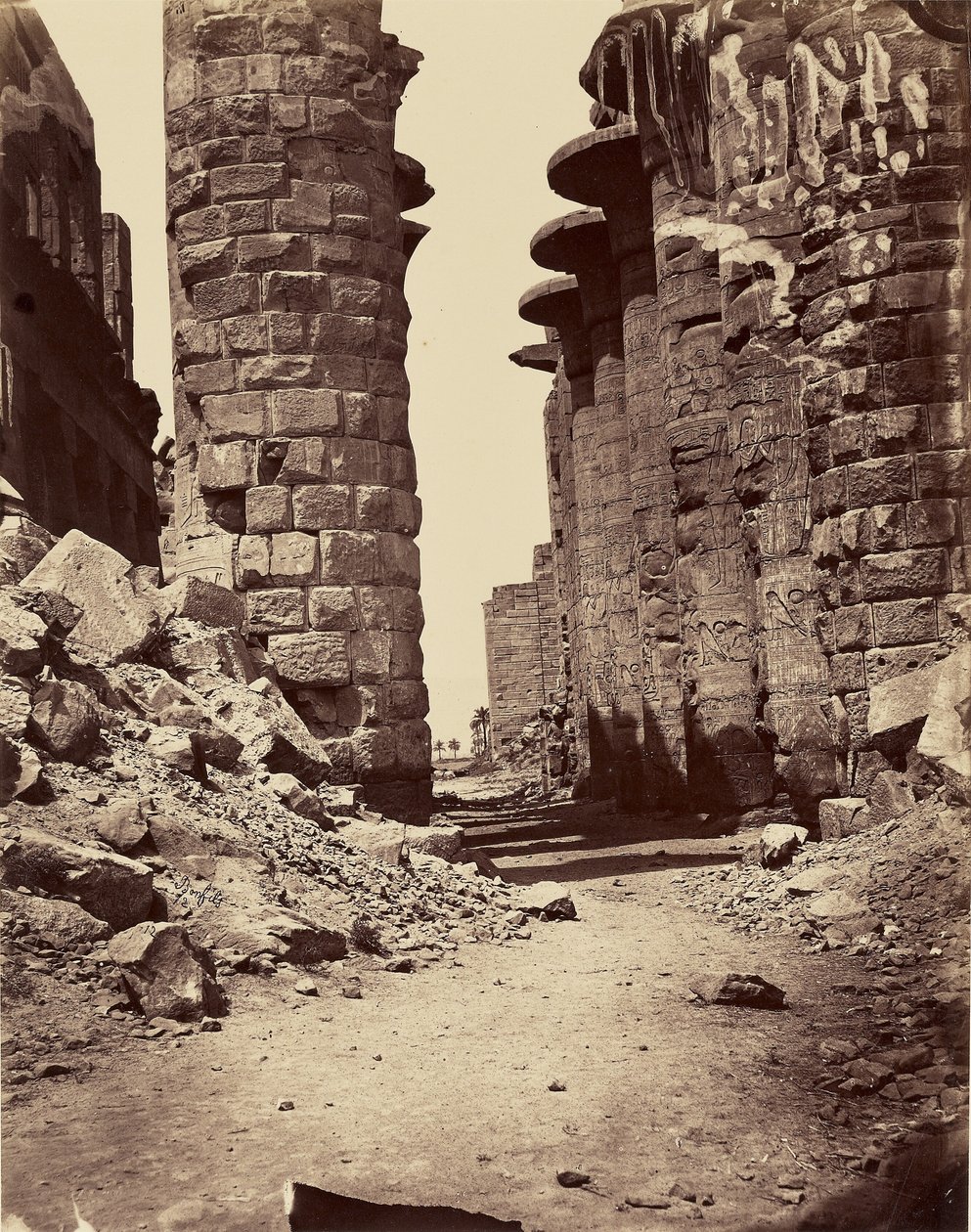 Avenida central de la sala hipóstila, vista desde el este (Karnak) - Tebas de Félix Bonfils