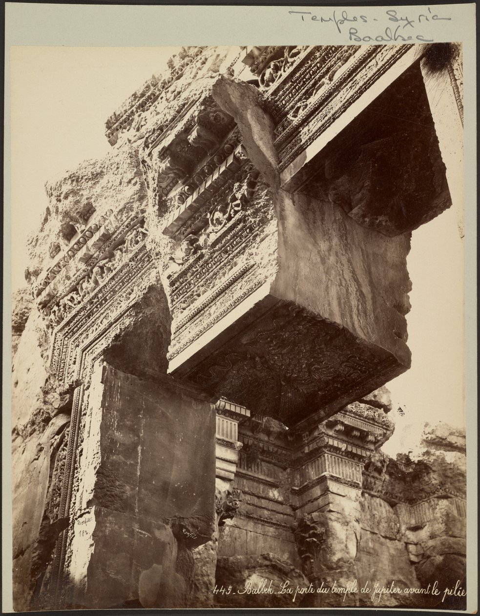 Baalbek, la puerta del templo de Júpiter antes del pilar de Félix Bonfils