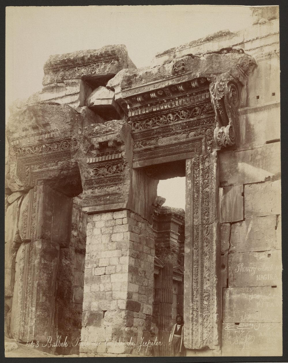 Baalbek, puerta del templo de Júpiter de Félix Bonfils