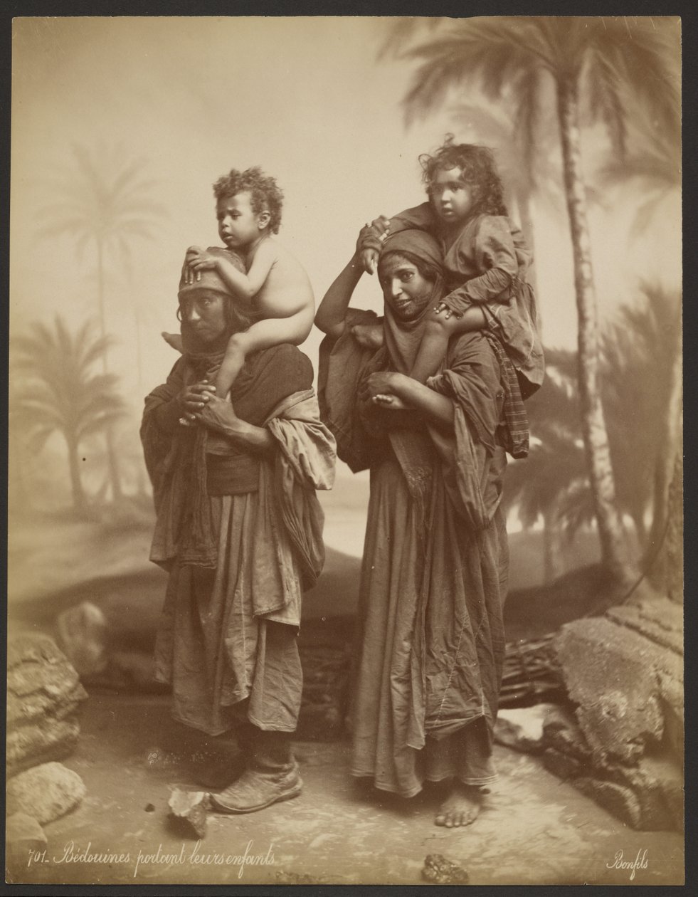 Beduinos llevando a sus hijos de Félix Bonfils
