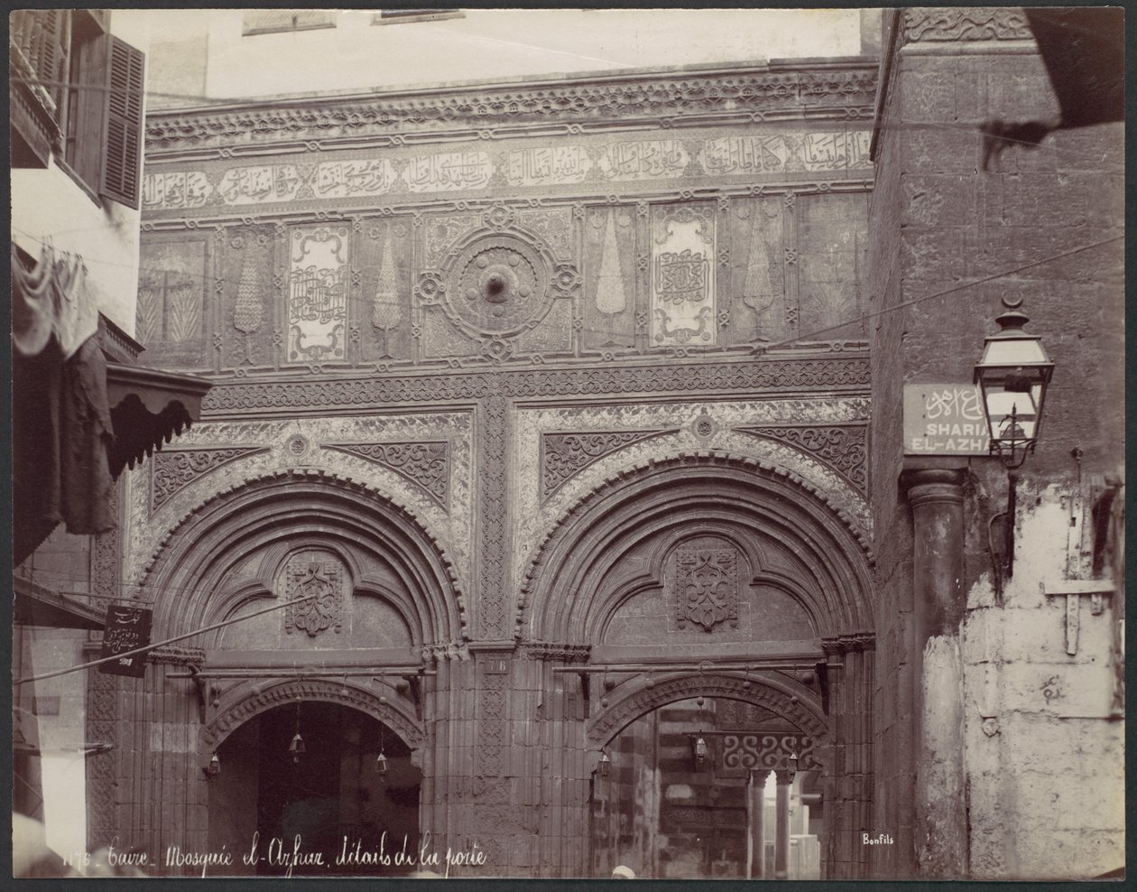 El Cairo. Mezquita de El-Arhar, detalles de la puerta de Félix Bonfils