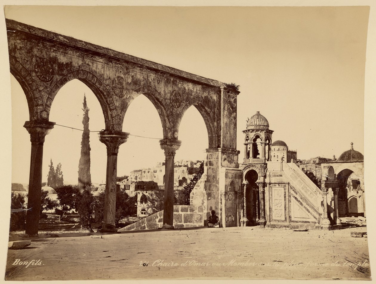 Silla de Omar o Member en la plataforma del templo de Félix Bonfils