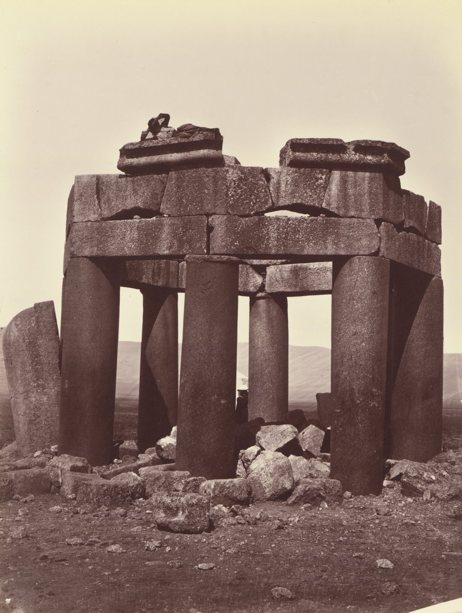 Cúpula de Douris, en la llanura de la Bekaa - Baalbek de Félix Bonfils