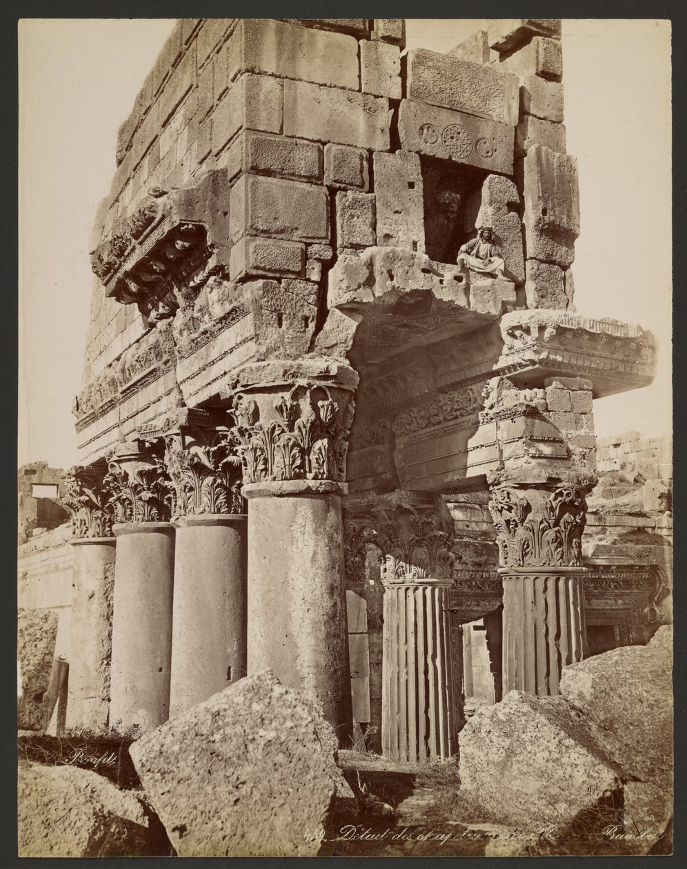 Detalle de los capiteles del pronaos de Baalbek de Félix Bonfils