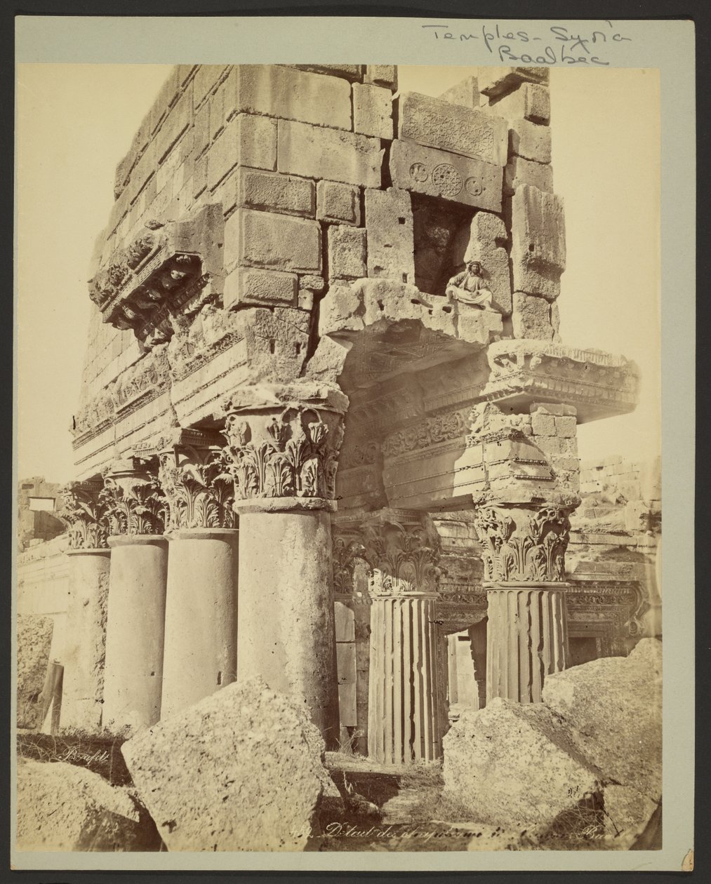 Detalle de los capiteles del pronaos de Baalbek de Félix Bonfils