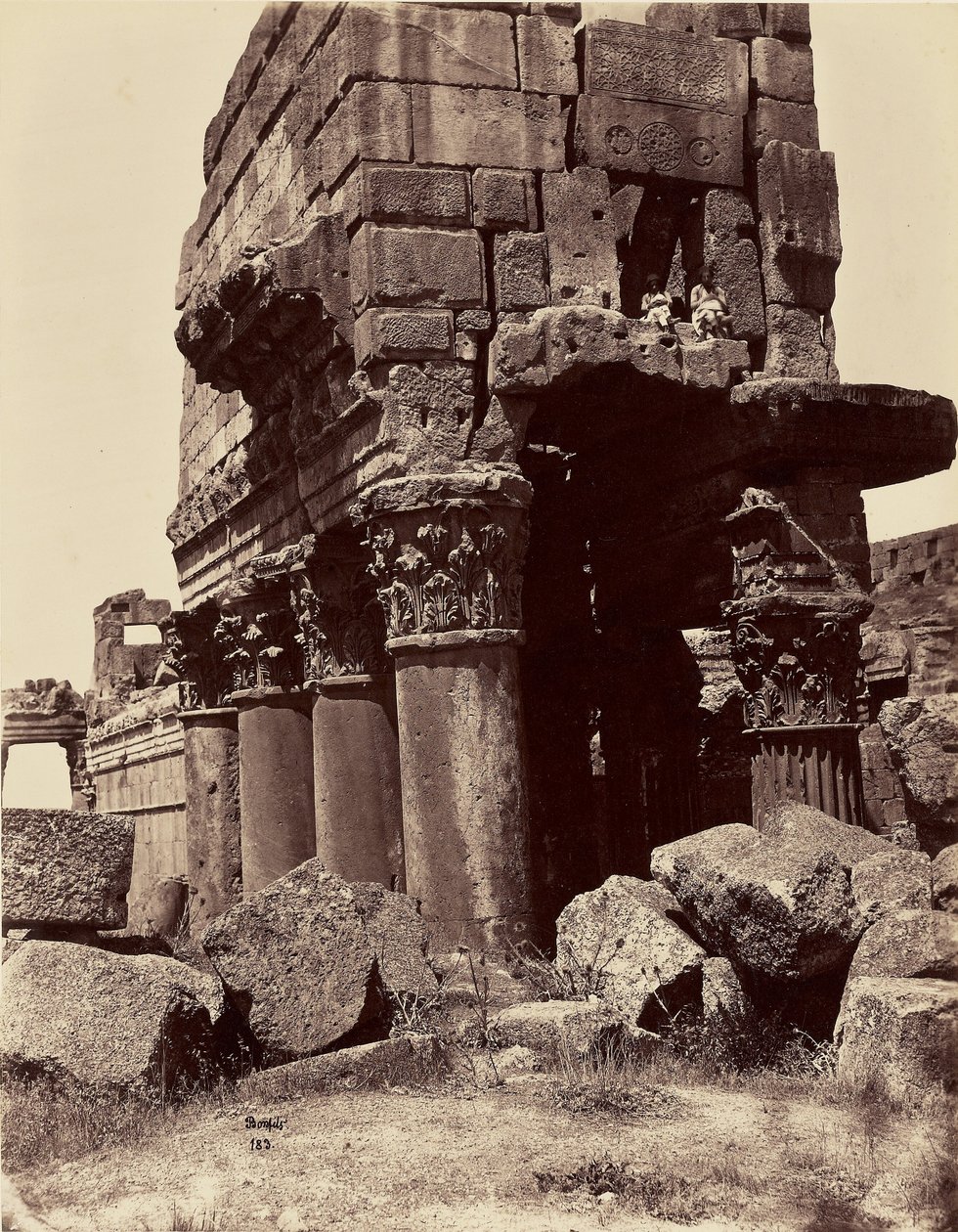 Detalles de los capiteles de las columnas del Templo de Júpiter - Baalbek de Félix Bonfils