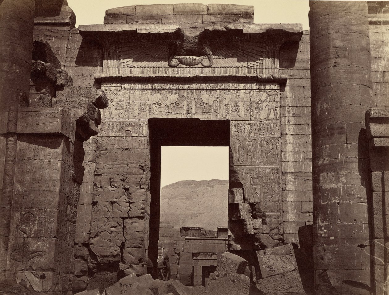 Detalles de la puerta de entrada al templo, Medinet Habu de Félix Bonfils