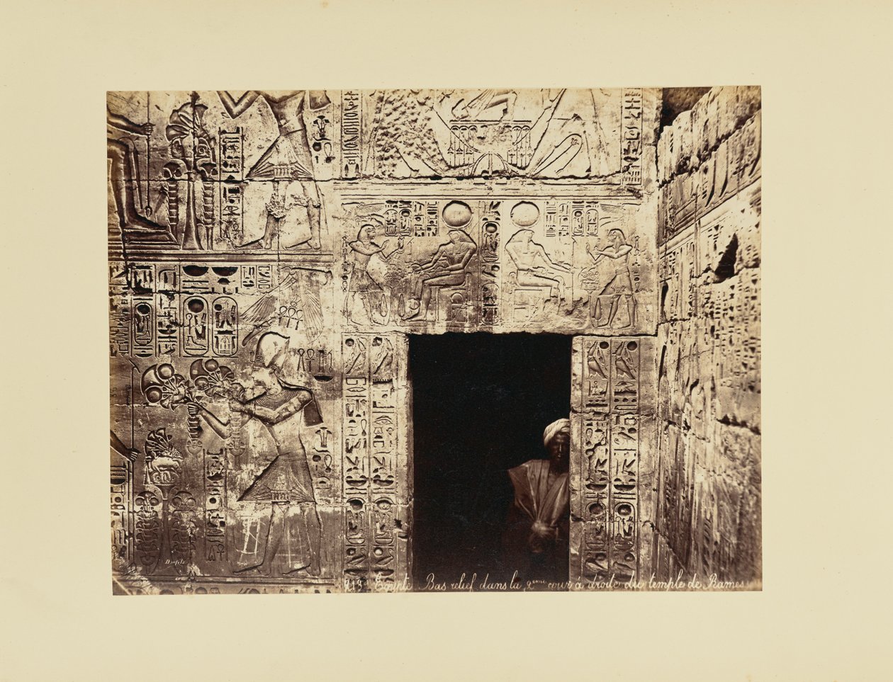 Egipto. [sic] Bajorrelieve en el segundo patio, a la derecha del templo de Ramsés de Félix Bonfils
