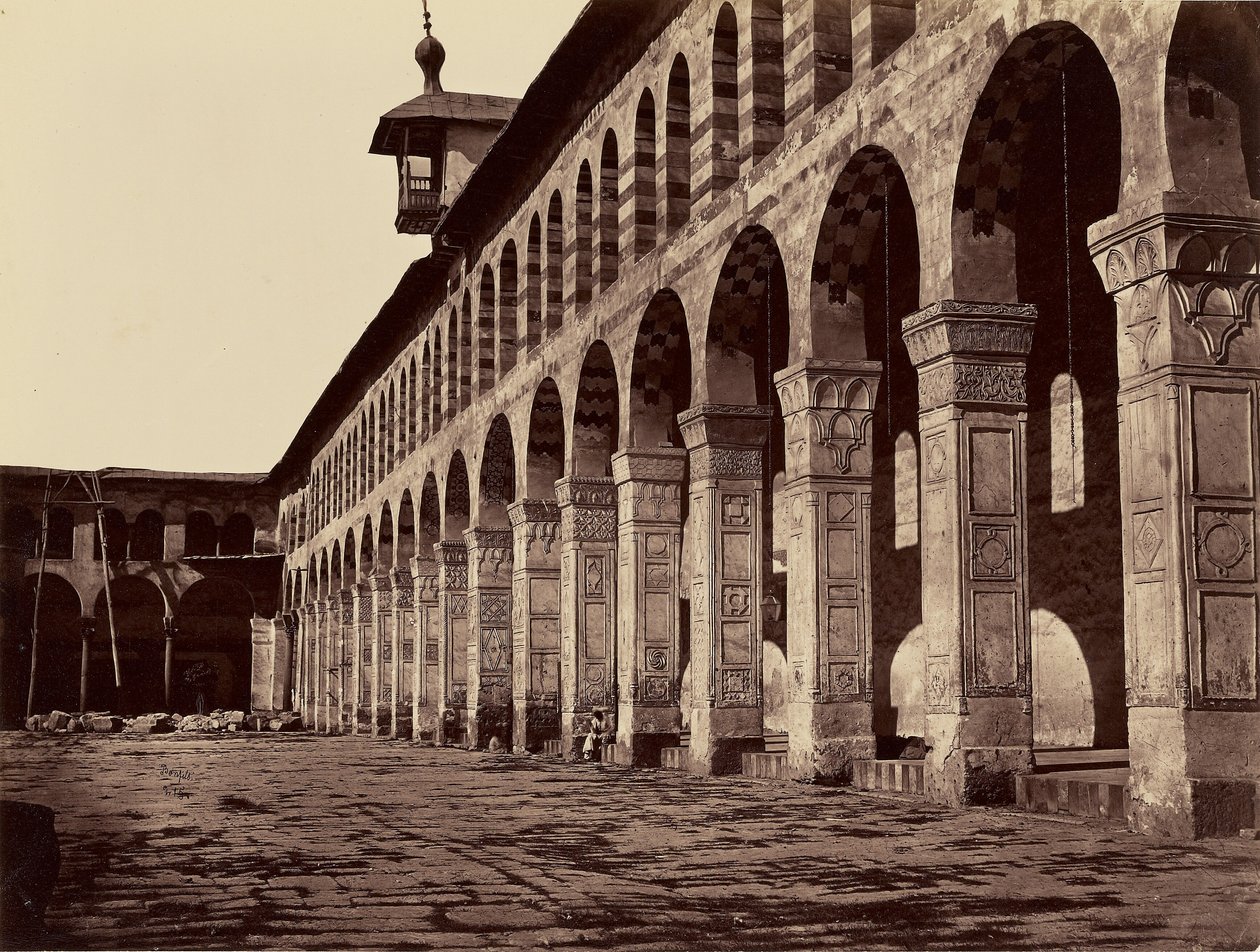 Enfilada de la Gran Mezquita, lado sur, en el patio (Damasco) de Félix Bonfils