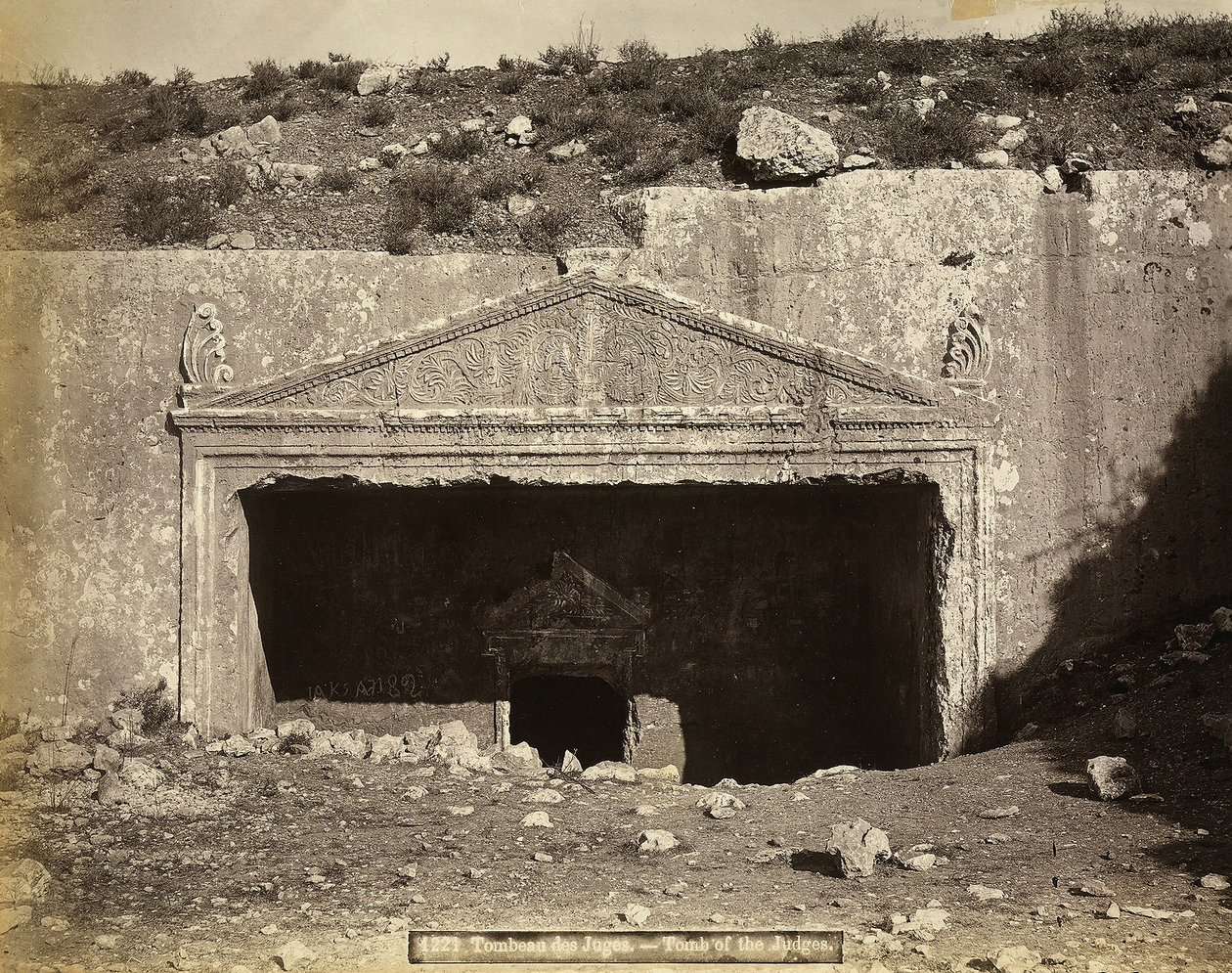 Entrada a la tumba de los Judeanos, en Jerusalén de Félix Bonfils