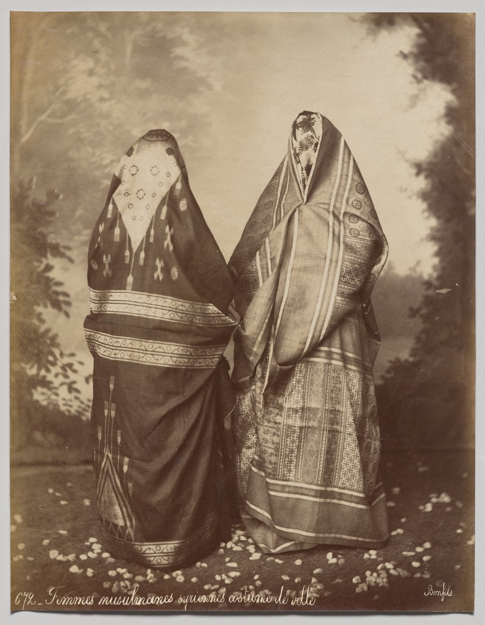 Mujeres musulmanas sirias en Beirut, atuendo de calle de Félix Bonfils