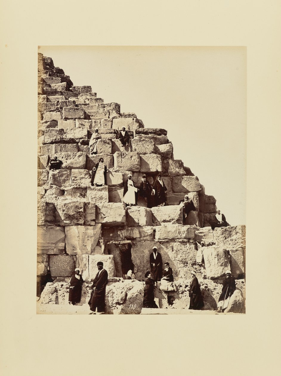 [Retrato de grupo sobre los bloques de piedra de una pirámide, Egipto] de Félix Bonfils