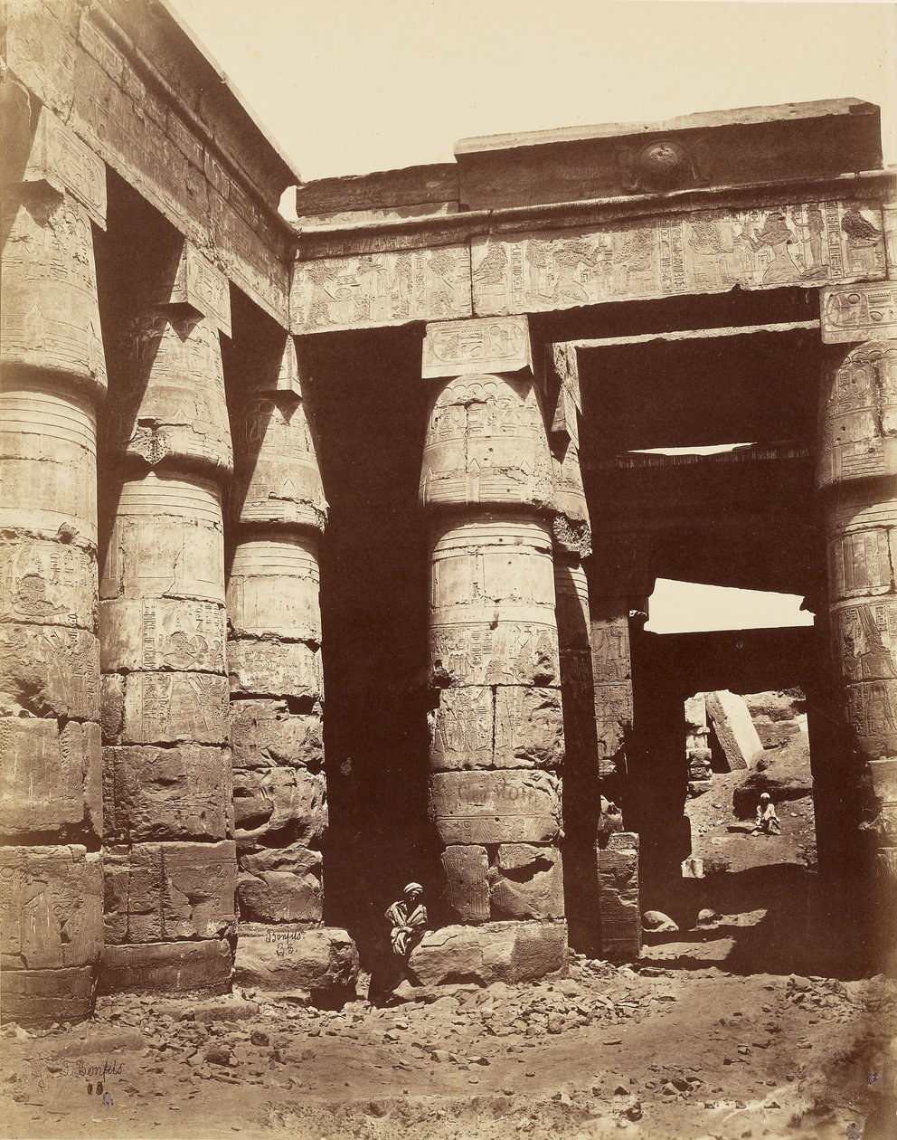 Interior del primer patio del templo de Ramsés III en Karnak [Tebas] de Félix Bonfils
