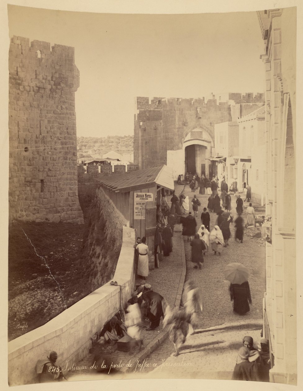 Interior de la Puerta de Jaffa en Jerusalén de Félix Bonfils