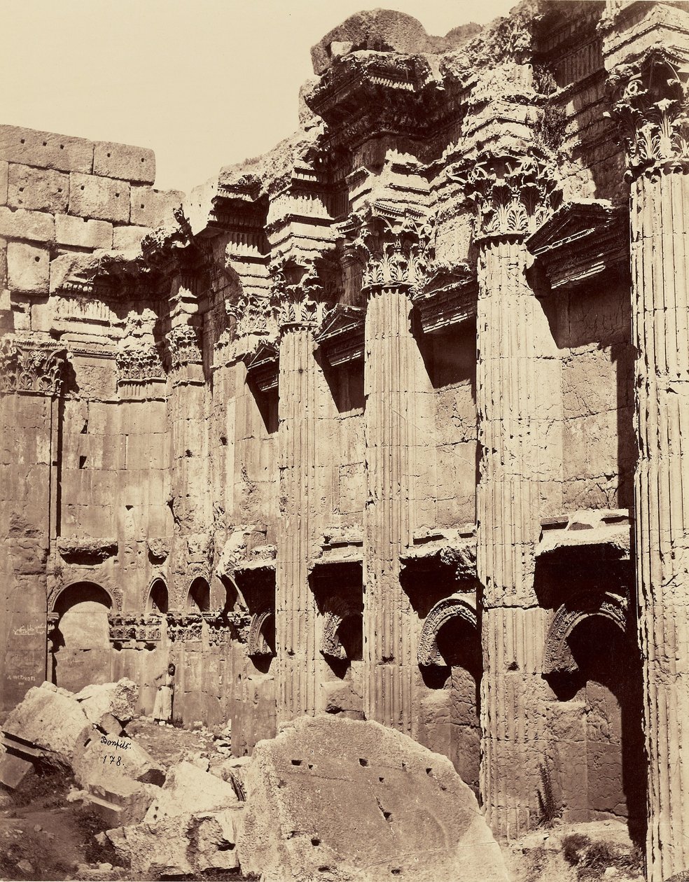 Interior del Templo de Júpiter - Baalbek de Félix Bonfils